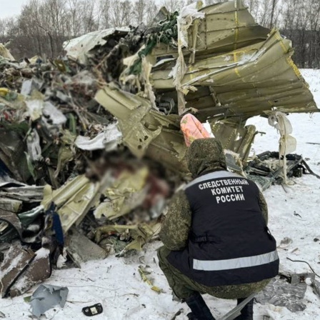 Das Wrack eines abgstürzten russischen Flugzeugs über Belgorod