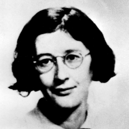 Schwarzweiß-Fotografie von Simone Weil mit halblangen Haaren und Brille