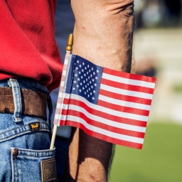 Symbolbild zur US-Präsidentschaftswahl; ein Mann trägt eine US-Flagge in der Gesäßtasche seiner Jeans