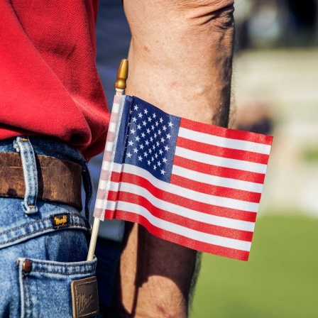 Symbolbild zur US-Präsidentschaftswahl; ein Mann trägt eine US-Flagge in der Gesäßtasche seiner Jeans