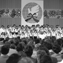 Das Beitragsbild des WDR3 Musikporträt "Die Songs der Pioniere oder der Soundtrack für die DDR" zeigt eine Jugendweihe-Feier im Haus der Bauarbeiter in Cottbus 1978.