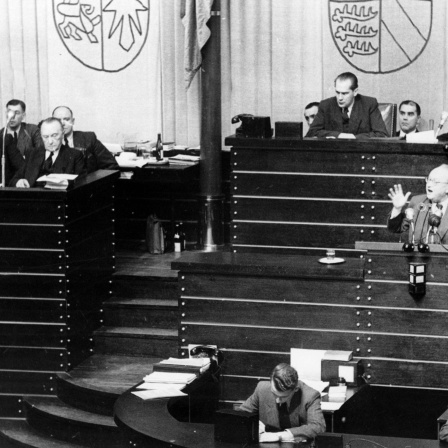 Der SPD-Vorsitzende Erich Ollenhauer während einer Debatte im Deutschen Bundestag in Bonn im Jahr 1952 am Rednerpult