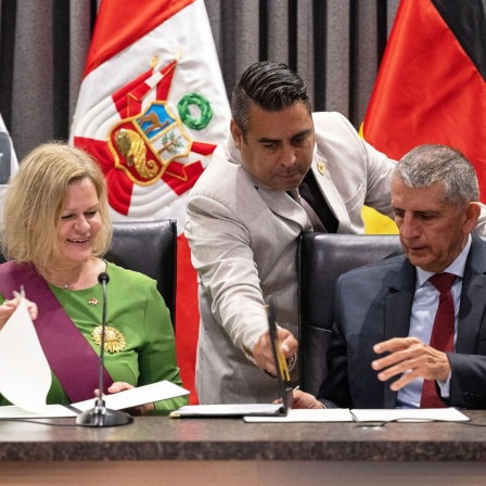 Dieses vom Bundesinnenministerium zur Verfügung gestellte Foto zeigt Nancy Faeser (SPD, l), Bundesinnenministerin, zusammen mit Torres Falcón, Innenminister von Peru, bei der Unterzeichnung einer Absichtserklärung zur gemeinsamen Bekämpfung der organisierten Kriminalität.