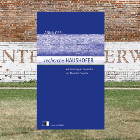 Buchcover "recherche HAUSHOFER" + Gefängniswand Moabit, Auszug aus dem Gedicht "In Fesseln" von Albrecht Haushoferfoto: imago + edition.fotoTAPETA