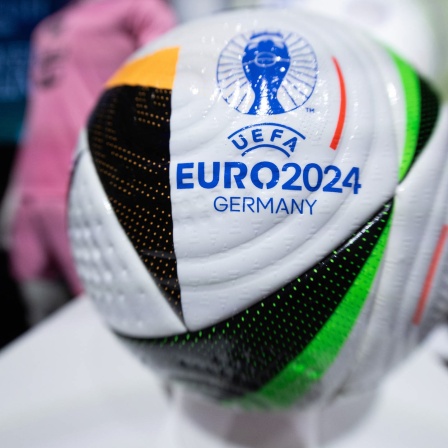 Der offizielle Fußball für die EM, mit dem Aufdruck Euro 2024 Germany