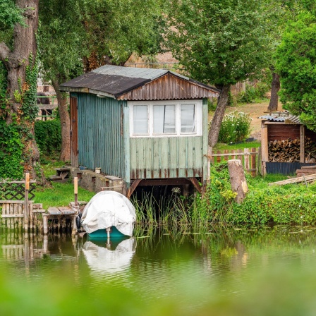 Ein altes Bootshaus aus Holz am See in der Uckermark.