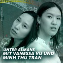 Vanessa Vu und Minh Thu Tran stehen Rücken an Rücken und berühren die Köpfe und schauen in die Kamera.