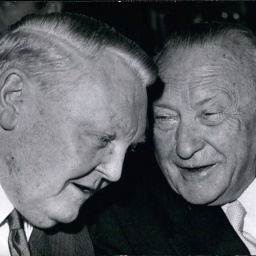 Ludwig Erhard (links) mit seinem Vorgänger Konrad Adenauer (rechts)
