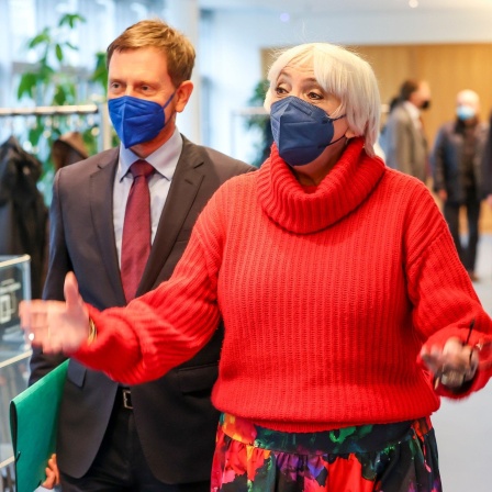 Claudia Roth (Bündnis 90/Die Grünen), und Michael Kretschmer (CDU), Ministerpräsident von Sachsen, kommen zu einem «Zukunftsgespräch» mit Vertretern der Buchbranche auf die Leipziger Messe