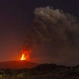 Vulkanausbruch, kilometerhohe Aschewolke | Ätna und Stromboli spucken Lava | Phlegräische Felder - Wann bricht der Supervulkan aus?  (62)