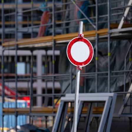 Schild "Durchgang verboten" vor Rohbau eines Neubaus (Bild: picture alliance/dpa)
