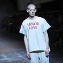 Ein Model läuft mit der Aufschrift 'Love' auf einem weissen Hemd bei der Fashion Show von Jean Gritsfeldt über den Laufsteg, Berlin 2022.