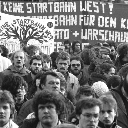 Rund 1000 Demonstranten protestieren gegen die Eröffnung der neuen Start- und Landebahn &#034;Startbahn West&#034; in Mörfelden-Walldorf nahe dem internationalen Flughafen Frankfurt am Main. Die Landebahn wurde am 12. April 1984 offiziell eröffnet.