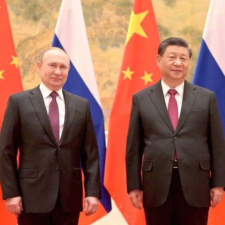 Archivbild: Putin und Xi Jinping vor russischen und chinesischen Falggen (2022)