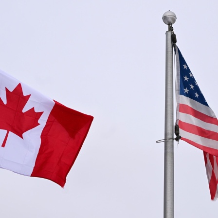 Kanadische und US-Flagge