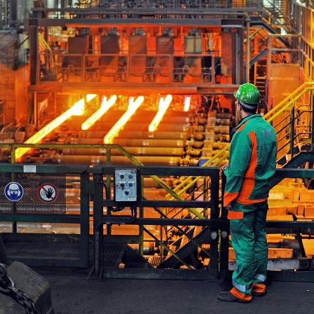 Blick in die Ofenhalle der ESF Elbe-Stahlwerke Feralpi GmbH in Riesa