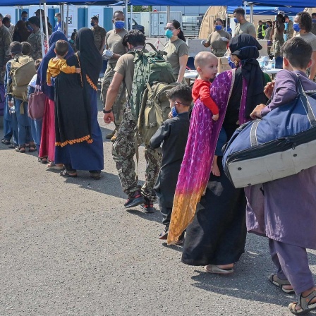 Afghanische Flüchtlinge, die aus Kabul evakuiert wurden, nach ihrer Ankunft auf der Air Base Ramstein