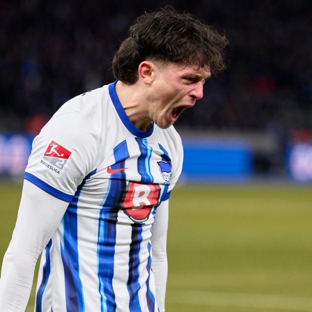 Hertha-Spieler Fabian Reese schreit auf dem Spielfeld.