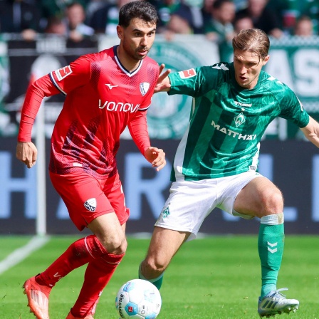 Der Bochumer Gerrit Holtmann im Zweikmapf mit Niklas Stark