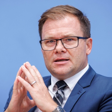 Carsten Schneider, Staatsminister beim Bundeskanzler und Beauftragter der Bundesregierung für Ostdeutschland, spricht in der Bundespressekonferenz ueber den Bericht des Beauftragten der Bundesregierung für Ostdeutschland in Berlin, 25.09.2024. 