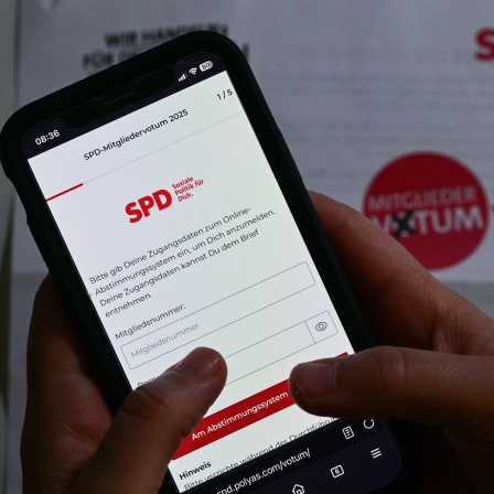 Ein SPD-Mitglied stimmt im Mitgliedervotum der Partei über den ausgehandelten Koalitionsvertrag ab. Die Abstimmung begann am 15. April und endet am 29. April um 23:59 Uhr.