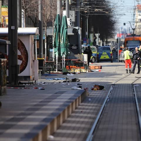 Auto rast in Mannheim in Menschenmenge