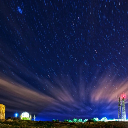 Dingli Radarstation auf Malta vor nächtlichem Sternenhimmel