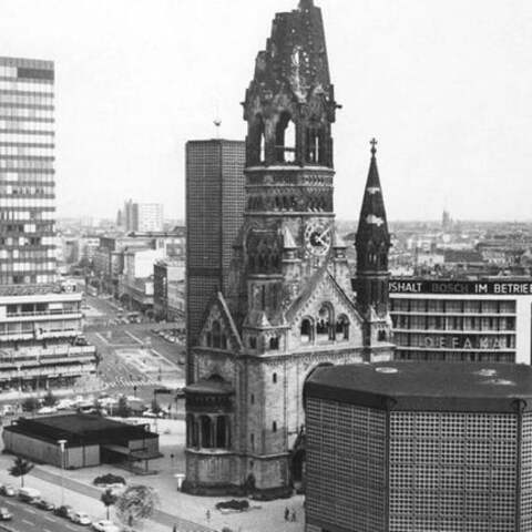 Blick vom DOB-Hochhaus auf die Ruine und den Neubau der Fridrich-Wilhelm-Gedächtniskirche am Kurfürstendamm sowie das Europa-Center