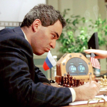 Garri Kasparow aus Russland macht sich am 11. Mai 1997 Notizen. Rechts im Bild Joseph Hoane, der die Züge für den Computer Deep Blue ausführt