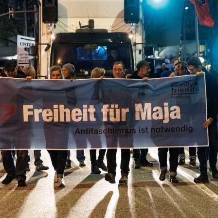 Teilnehmer tragen auf einer Demonstration mit dem Motto "Free Maja" ein Transparent mit der Aufschrift "Freiheit für Maja" 