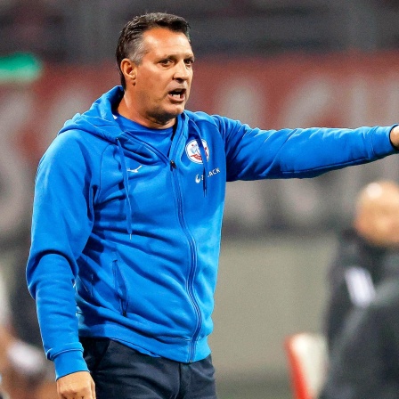 Rostocks Trainer Alois Schwartz gibt seinem Team Anweisungen