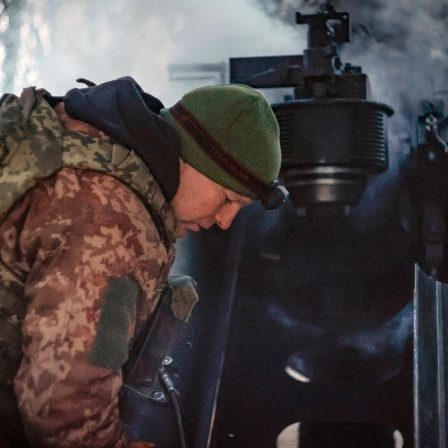 Ukrainische Soldaten feuern eine Haubitze M777 auf russische Stellungen an der Frontlinie bei Donezk ab.