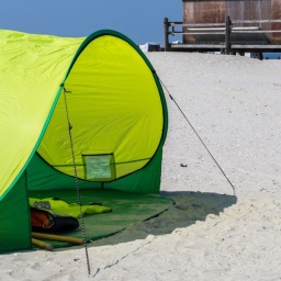 Sonnenschutz-Strandmuschel am Strand.