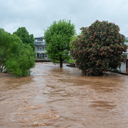 Das Hochwasser der Theel hat Teile der Innenstadt von Lebach überflutet.