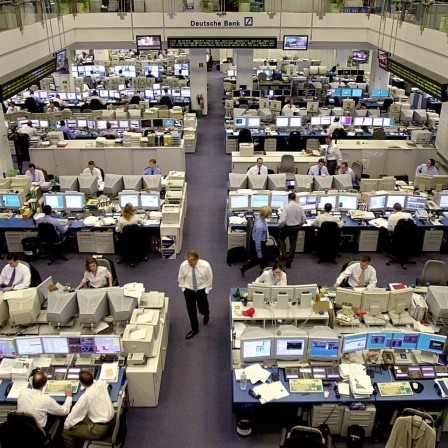 Bankkaufmänner an ihren Computerarbeitsplätzen des Großraumbüros im Händlerraum der Deutschen Bank in Frankfurt am Main, aufgenommen am 20.8.2003.