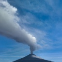 Der Popocatépetl mit einer großen Rauchfahne, die aus seinem Krater aufsteigt