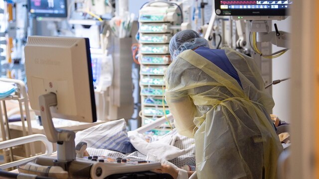 Ein Intensivpfleger arbeitet auf einer Intensivstation an einem Covid-19-Patient. | Bild: dpa-Bildfunk/Sebastian Gollnow