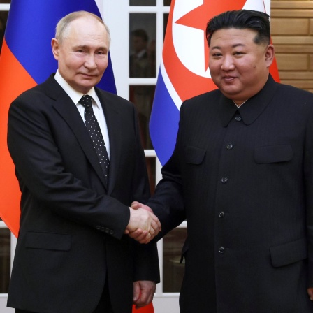 Der russische Präsident Wladimir Putin und Nordkoreas Machthaber Kim Jong Un schütteln sich die Hand.