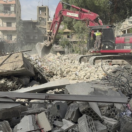 Ein Bagger schaufelt den Schutt eines zerstörten Hauses in Nabatijeh im Libanon weg.