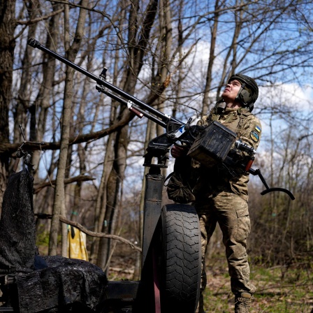 Ein Soldat des ukrainischen 228. Bataillons der 125. Brigade mit Flugabwehrkanonen bereitet sich auf den Beschuss des Feindes an der Front vor.