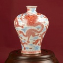 Eine Vase mit einem asiatischen Drachenmuster.