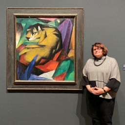 London Korrespondentin Gabi Biesinger steht neben einem Gemälde in der Tate Modern in London 