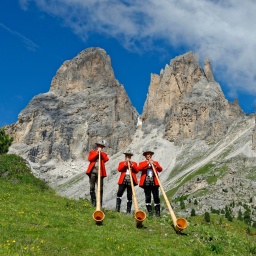 Alphornbläser vor dem Langkofel und Plattkofel (Südtirol)