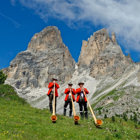 Alphornbläser vor dem Langkofel und Plattkofel (Südtirol)