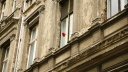 Unsaniertes Haus, eine rote Blume ragt aus einem Fenster © dpa/Wolfram Steinberg
