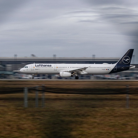 Ein Flugzeug der Fluggesellschaft Lufthansa startet am Flughafen BER.