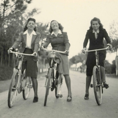 Frauen auf Fahrrädern