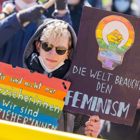 Menschen nehmen an einem Warnstreik am internationalen Frauentag teil