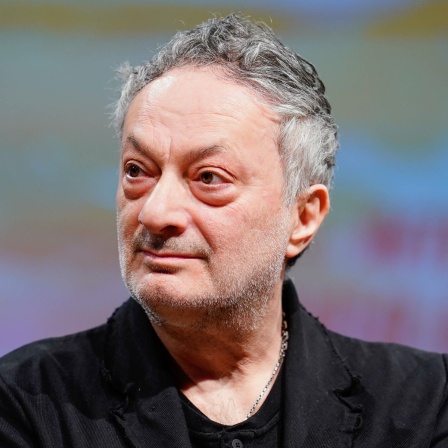 Feridun Zaimoglu, Mitautor, steht bei einer Pressekonferenz zu den diesjährigen Nibelungen-Festspielen am Kultur- und Tagungszentrum "Das Wormser" auf der Bühne.