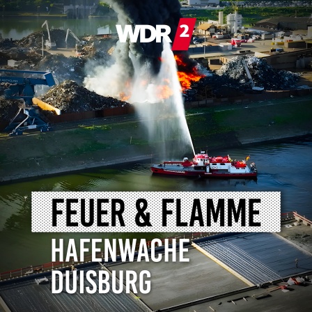 Löschboot mit zwei Feuerwehrleuten auf einem Fluß